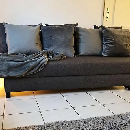 شقة Charmante Gartenwohnung Mit Privatem Grossen Garten *