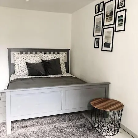 Charmante Gartenwohnung Mit Privatem Grossen Garten *