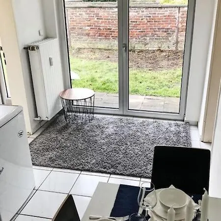 Charmante Gartenwohnung Mit Privatem Grossen Garten *