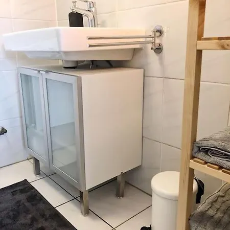 아파트 Charmante Gartenwohnung Mit Privatem Grossen Garten