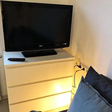 Charmante Gartenwohnung Mit Privatem Grossen Garten *