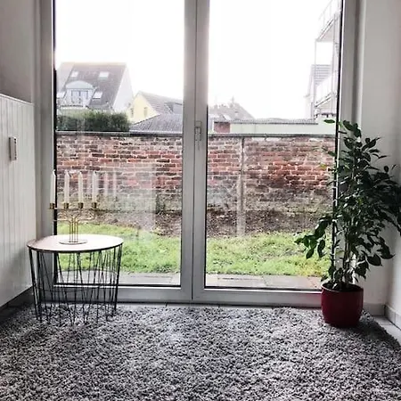 아파트 Charmante Gartenwohnung Mit Privatem Grossen Garten *