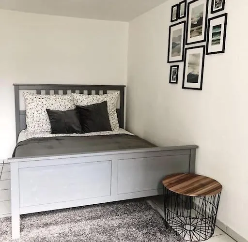 Charmante Gartenwohnung Mit Privatem Grossen Garten *