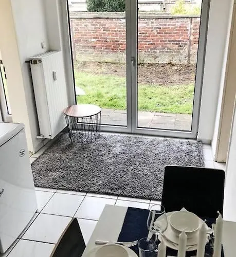 Charmante Gartenwohnung Mit Privatem Grossen Garten *