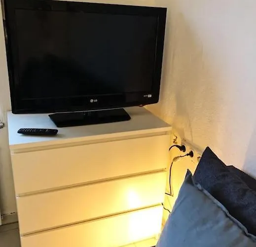 Charmante Gartenwohnung Mit Privatem Grossen Garten *