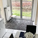 Charmante Gartenwohnung Mit Privatem Grossen Garten *