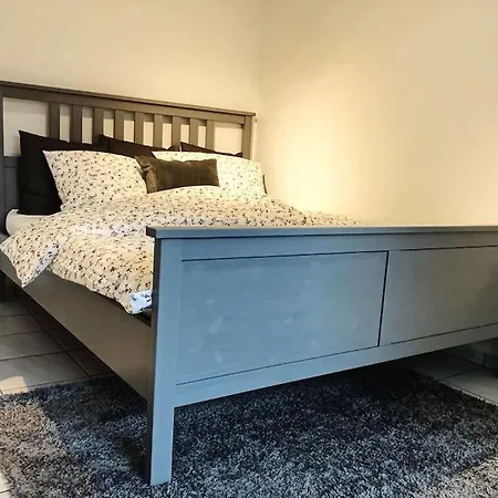 Charmante Gartenwohnung Mit Privatem Grossen Garten *