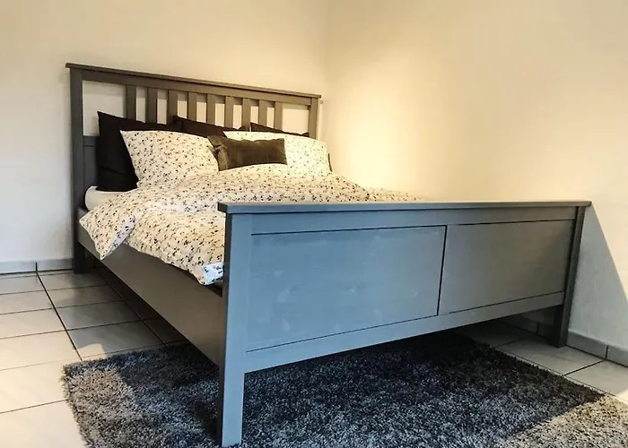 Charmante Gartenwohnung Mit Privatem Grossen Garten *